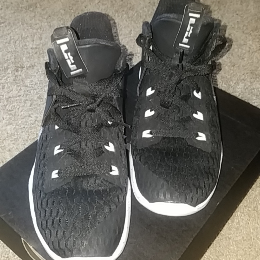 Shoes - Picture 3 of 4
